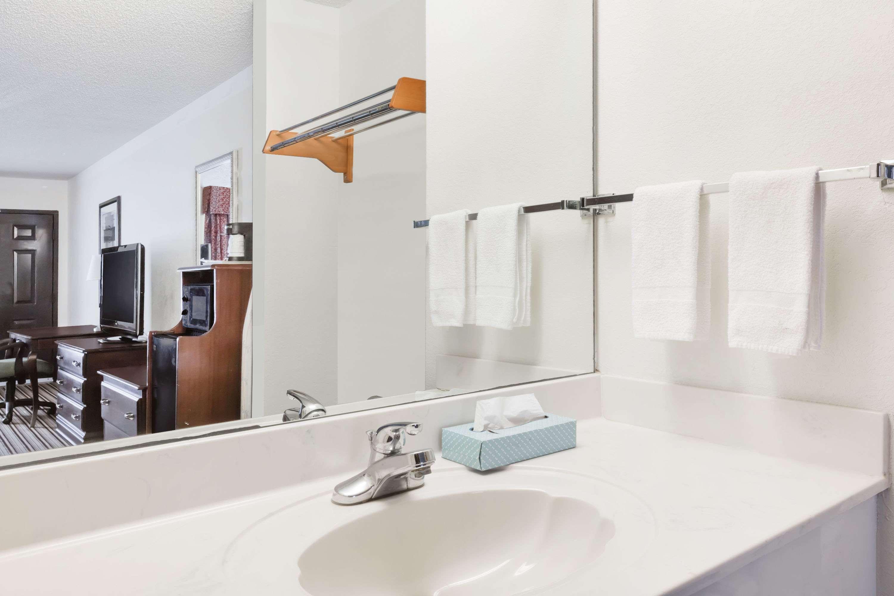 Days Inn - Oneonta Экстерьер фото